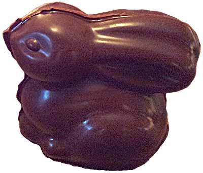 Pli vertical central sur un lapin en chocolat